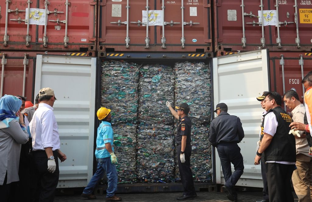 Dirjen Bea dan Cukai Heru Pambudi memperlihatkan kontainer berisi limbah plastik di Terminal Peti Kemas Koja, Pelabuhan Tanjung Priok, Jakarta, 18 September 2019. 