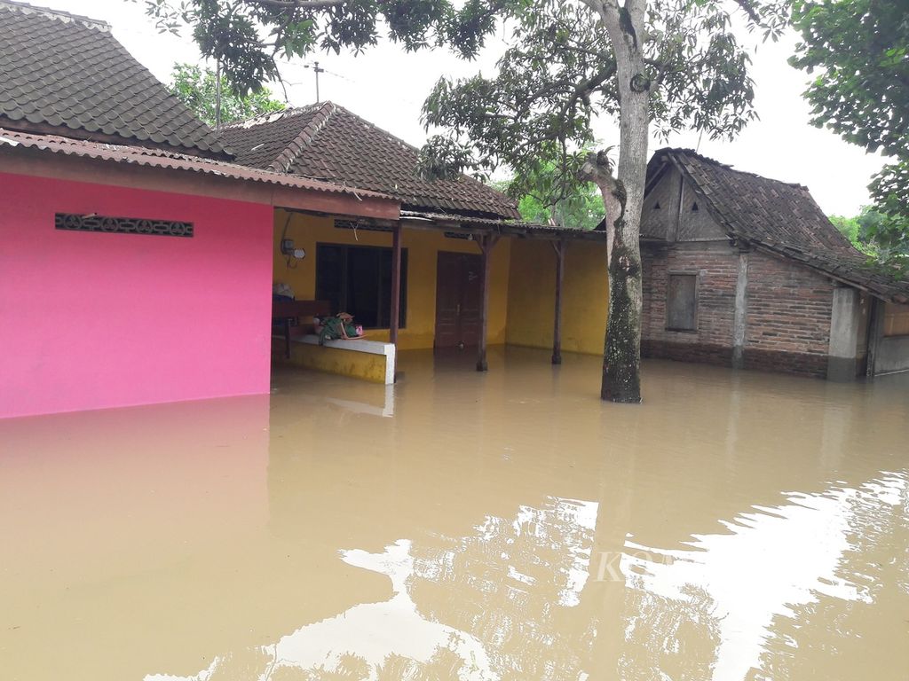 Banjir akibat luapan Sungai Bengawan Solo menggenangi rumah warga di Kampung Mojo, Kelurahan Semanggi, Kecamatan Pasar Kliwon, Surakarta. Dampak banjir juga mesti ditangani oleh para ketua RT di wilayah tersebut.