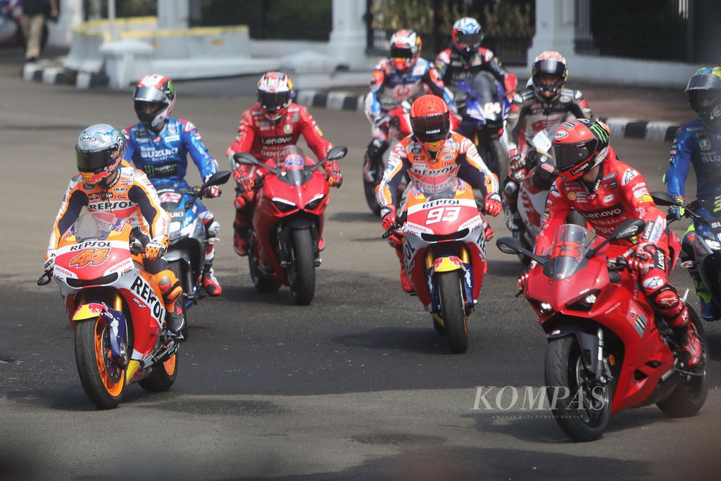 Para pebalap MotoGP keluar dari Kompleks Istana Kepresidenan, Jakarta, untuk mengikuti parade pebalap di depan Istana Merdeka, Jakarta, Rabu (16/3/2022). Parade tersebut digelar untuk menyambut dan memeriahkan gelaran MotoGP yang akan digelar di Sirkuit Pertamina Mandalika, Lombok, 18-20 Maret 2022. Selain itu, parade ini juga sebagai perayaan kembalinya gelaran MotoGP di Indonesia setelah 25 tahun absen sebagai tuan rumah balapan ini. 