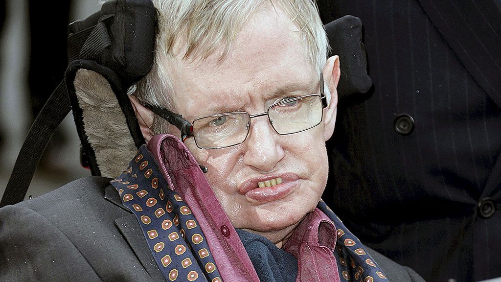 Foto   yang diambil  30 Maret 2015 ini menunjukkan Profesor Stephen Hawking tiba untuk pertunjukan Interstellar Live di Royal Albert Hall di London. Hawking, yang melahirkan  kajian  cemerlang tentang waktu dan ruang, telah berpulang. Juru bicara keluarga mengatakan, Hawking meninggal pada Rabu (14/3).