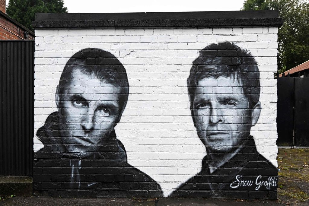 Mural anggota band Oasis, Liam dan Noel Gallagher, di Heaton Park, Manchester, Inggris, Senin (2/9/2024)