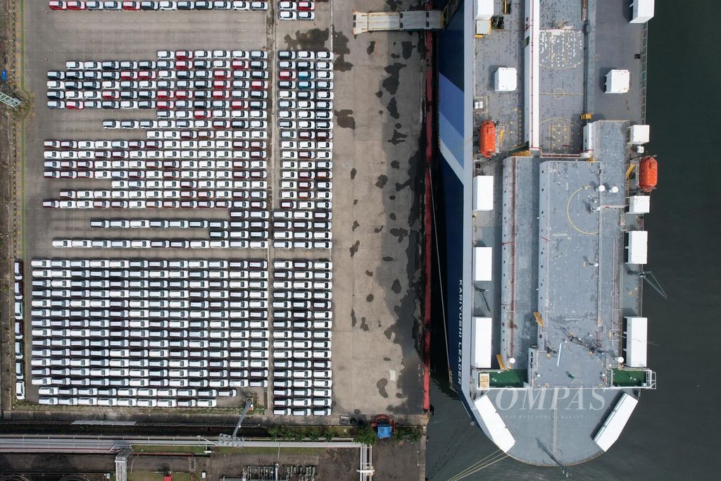Cars ready for export are parked at the Tanjung Priok Car Terminal, Jakarta, on Thursday (4/5/2023). The Association of Indonesian Automotive Industries (Gaikindo) reported that car sales in the first quarter of 2023 reached 271,168 units or increased by 13.7 percent compared to the same period last year.