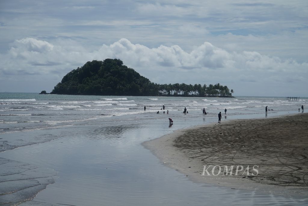 Wisatawan tengah menikmati indahnya Pantai Air Manis di Kota Padang, Sumatera Barat, Senin (28/8/2023).