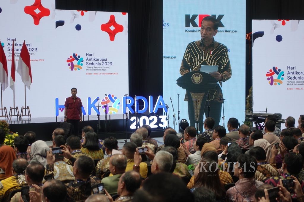 Presiden Joko Widodo saat memberikan sambutan pada peringatan Hari Antikorupsi Sedunia (Hakordia) di Istora Senayan, Gelora Bung Karno, Jakarta, Selasa (12/12/2023). Presiden Jokowi menilai hukuman penjara tidak membuat jera koruptor. 