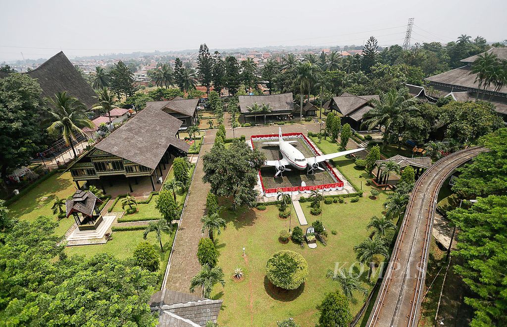 Pemandangan dari atas kereta gantung di Taman Mini Indonesia Indah, Jakarta Timur, beberapa waktu lalu.