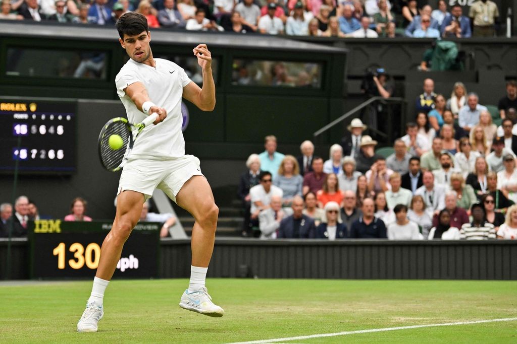 Petenis Spanyol Carlos Alcaraz memukul bola ke arah petenis Amerika Serikat Frances Tiafoe pada pertandingan babak ketiga Grand Slam Wimbledon di All England Club, London, Inggris, Jumat (5/7/2024). Alcaraz mengalahkan Tiafoe dengan skor 5-7, 6-2, 4-6, 7-6 (2), 6-2. 