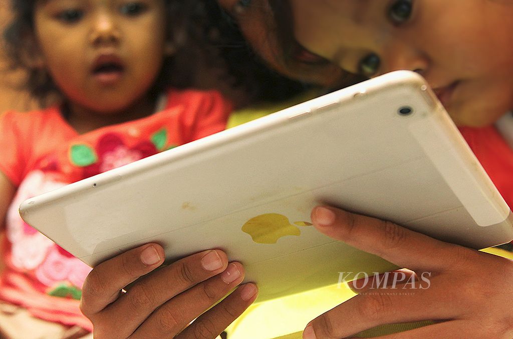 Anak-anak menonton video melalui kanal Youtube di perangkat tablet, Sabtu (21/2/2022). 