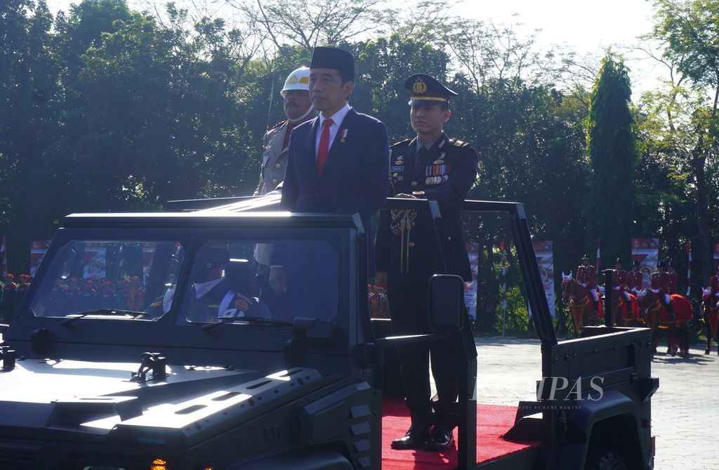 Presiden Joko Widodo memeriksa pasukan dalam upacara peringatan Hari Bhayangkara Ke-76 di Akademi Kepolisian, Kota Semarang, Jawa Tengah, Selasa (5/7/2022). 
