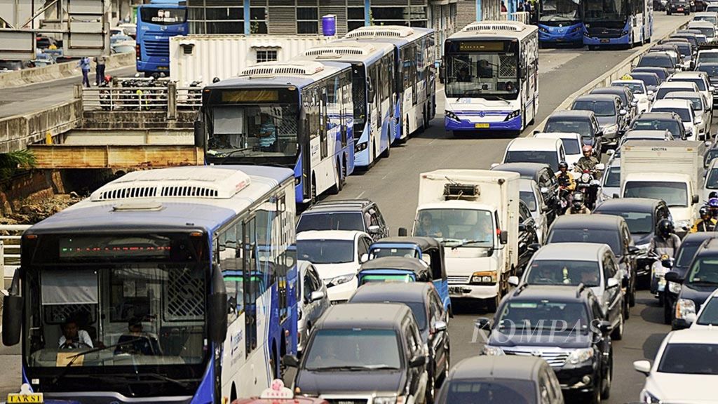 Bus Transjakarta di sekitar Halte Harmoni, Jakarta, Selasa (8/8/2017). Keberadaan halte bus Transjakarta yang nyaman serta dilengkapi dengan sarana MCK dan ibadah sangat diharapkan oleh penumpang serta awak bus.
