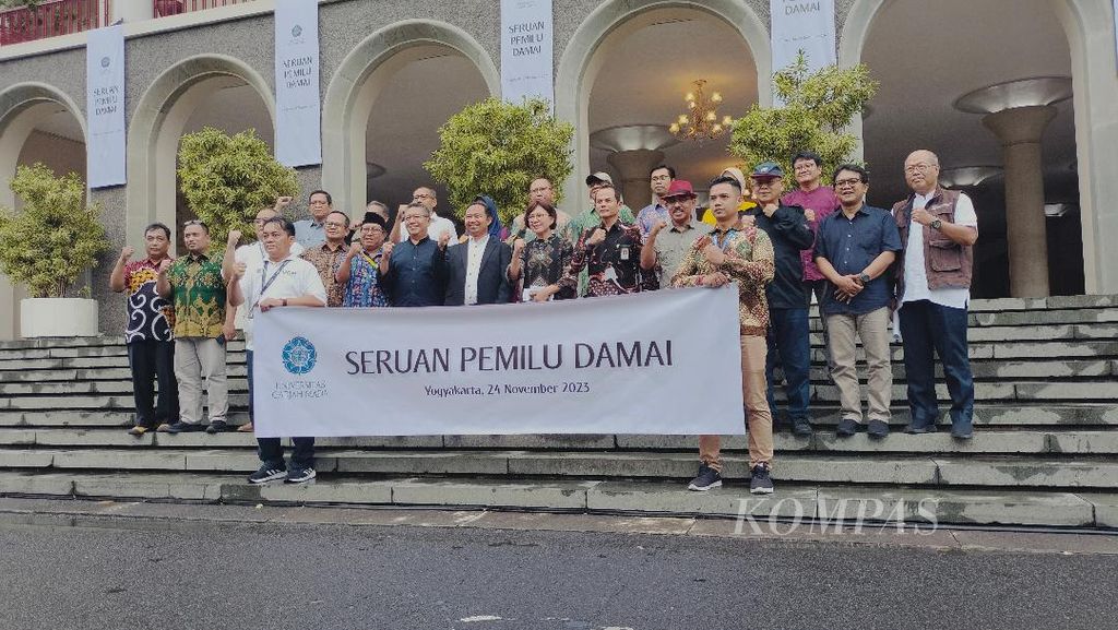 Perwakilan dari delapan perguruan tinggi di DIY menyerukan pemilu damai di Balairung UGM, Jumat (24/11/2023).