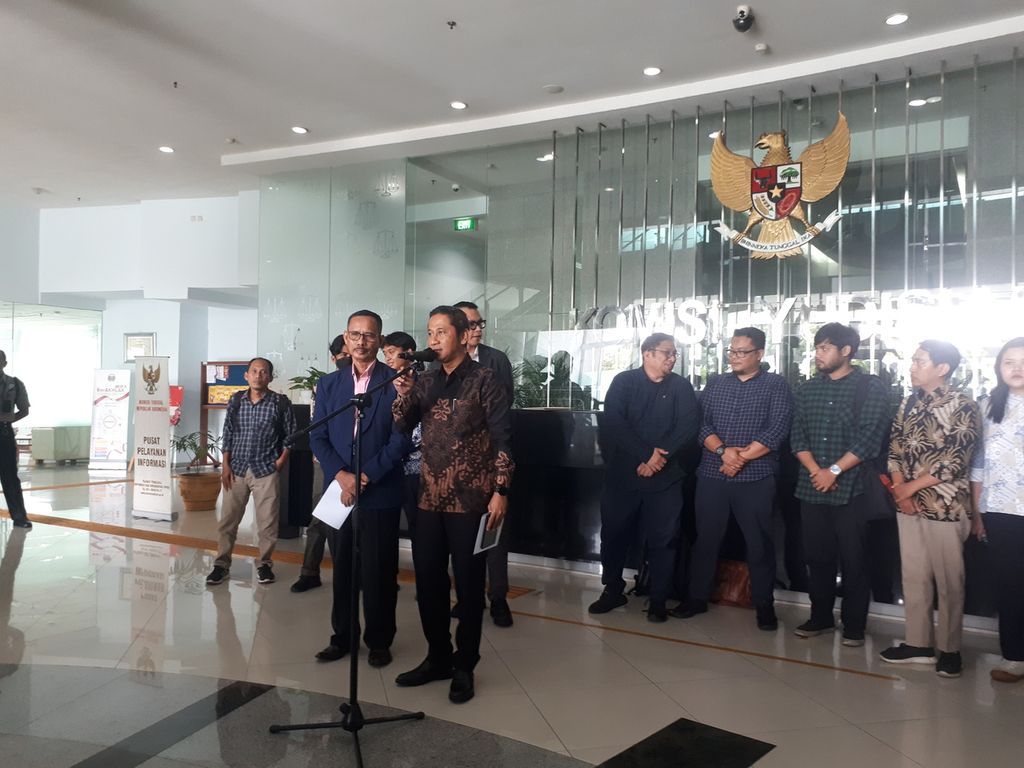 Ketua Komisi Yudisial (KY) Mukti Fajar dan Ketua Bidang Pengawasan Hakim dan Investigasi KY Joko Sasmito di kantor KY, Jakarta Pusat, Senin (6/3/2023).