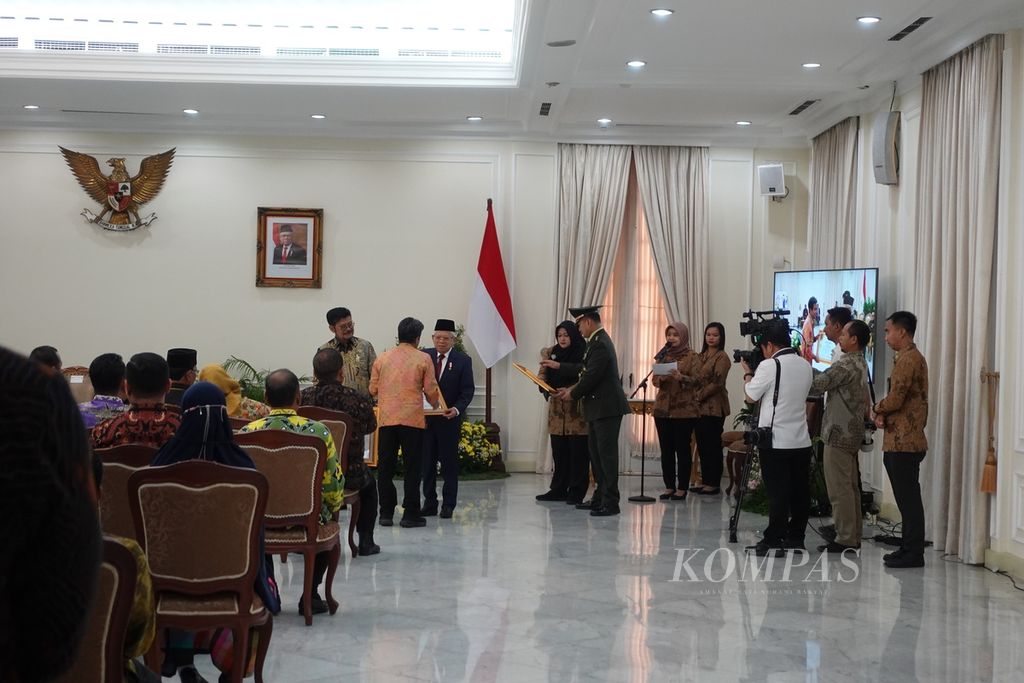 Wakil Presiden Ma'ruf Amin pada acara penyerahan penghargaan Adhikarya Pembangunan Pertanian di Istana Wakil Presiden, Jakarta, Senin (14/8/2023).
