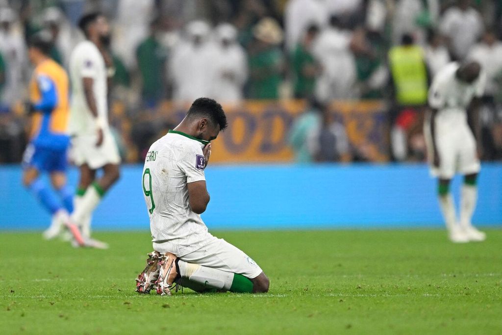 Penyerang Arab Saudi, Firas Al Buraikan, berlutut kecewa setelah kekalahan menyakitkan atas Meksiko, 1-2, pada laga terakhir Grup C di Stadion Iconic, Lusail, Kamis (1/12/2022) dini hari WIB. Kekalahan itu mengakhiri perjalanan Arab Saudi di Qatar. 