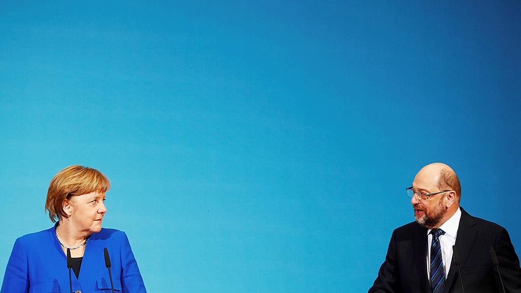 Pejabat  Kanselir Jerman Angela Merkel dan pemimpin Partai Demokratik Sosial (SPD) Martin Schulz, Jumat (12/1), menghadiri konferensi pers bersama setelah pembicaraan eksploratif mengenai pembentukan  pemerintahan koalisi baru di markas besar SPD di Berlin, Jerman. Setelah menggelar perundingan maraton, kedua kubu berhasil membuat terobosan dan menyudahi kebuntuan.  