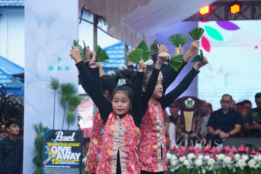 Anak-anak menari dalam acara pembukaan Festival Bunga Internasional Tomohon 2023 di Tomohon, Sulawesi Utara, Selasa (8/8/2023).