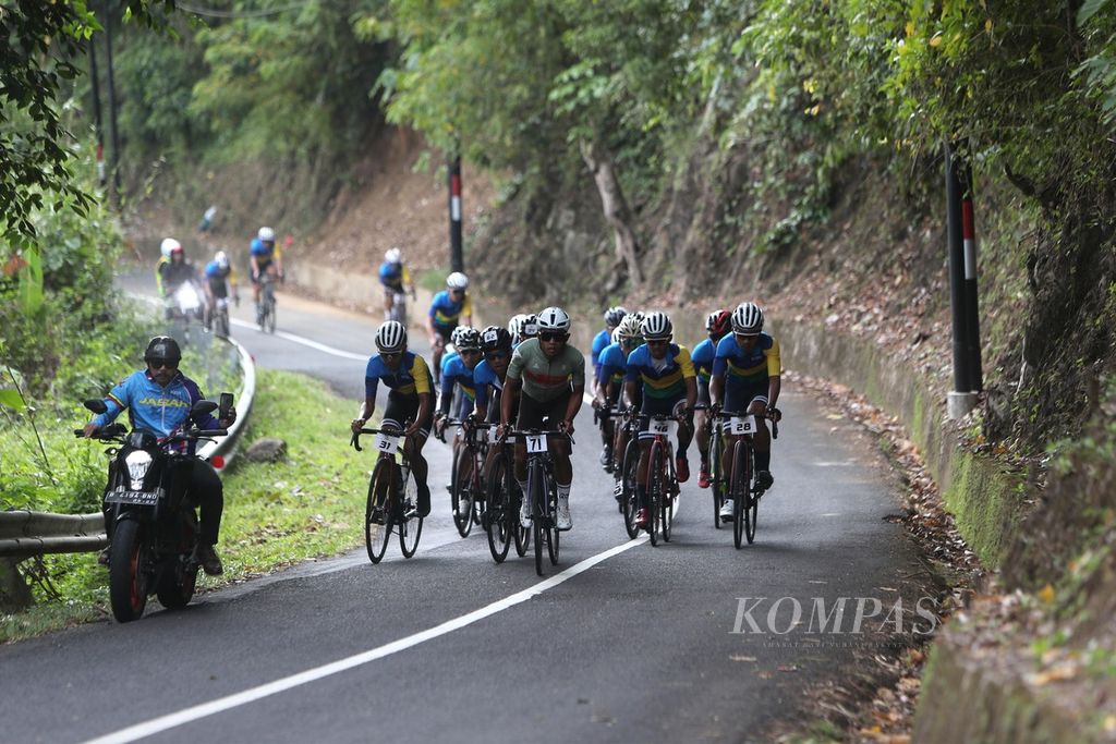 Peserta balap sepeda Cycling de Jabar 2022 menaklukkan tanjakan untuk menyelesaikan etape 1 sejauh 150 kilometer, Sabtu (27/8/2022). Etape 1 ini dimulai dari Pantai Palangpang, Kawasan Geopark Ciletuh, Kecamatan Ciemas, Kabupaten Sukabumi, Jawa Barat, dan finis di Karang Potong, Cianjur. 
