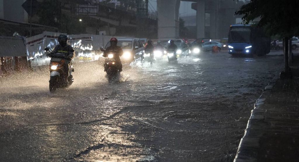 Genangan air hujan di Jalan MT Haryono, kawasan Cawang, Jakarta Timur, Senin (23/12/2019).