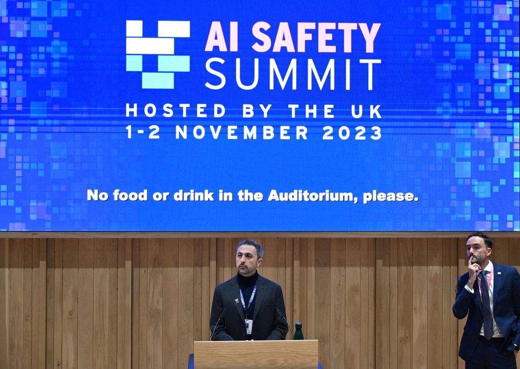 CEO dan Co-Founder Infleksi AI Mustafa Suleyman berbicara pada KTT Keselamatan Kecerdasan Buatan (AI) Inggris di Bletchley Park, 1 November 2023. 