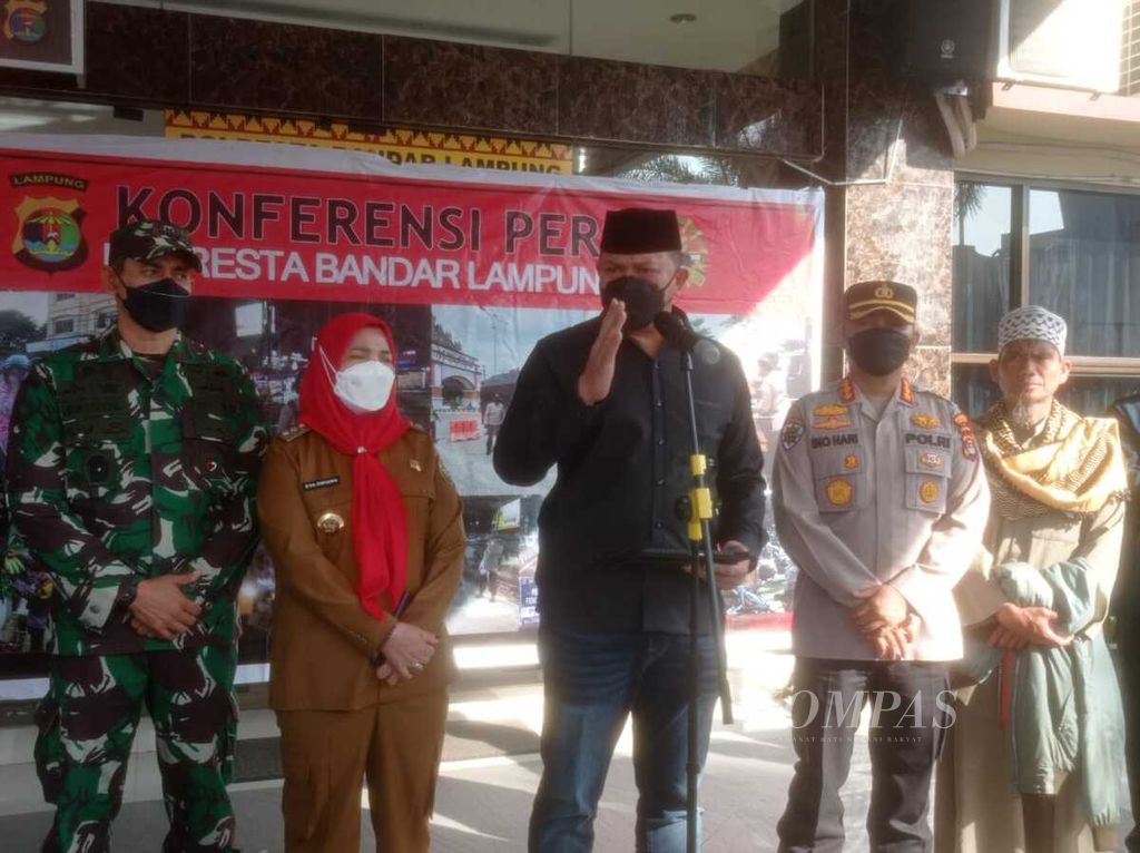 Direktur Reserse Kriminal Umum Polda Metro Jaya Komisaris Besar Hengki Haryadi menjelaskan tentang penangkapan pimpinan Khilafatul Muslimin di Bandar Lampung, Selasa (7/6/2022).