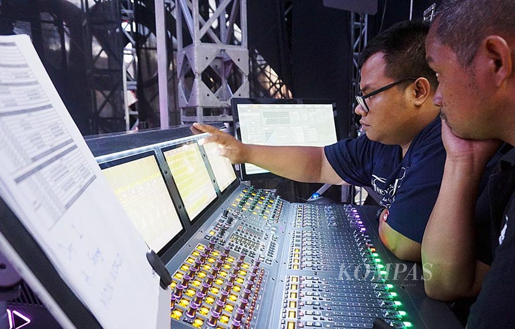 Teknisi suara mengatur set suara para penampil yang akan manggung di gelaran Soundrenaline 2017, di Garuda Wisnu Kencana, Bali, Kamis (7/9). Ribuan pekerja terlibat dalam festival musik yang telah berlangsung sejak 2002 ini.