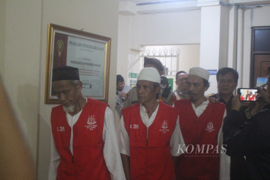 Ketiga terdakwa Solihin alias Duloh (63), Wowon Erawan (60), dan M Dede Solehudin (35) (kiri ke kanan) bersiap ke ruang sidang di Pengadilan Negeri Kota Bekasi, Senin (18/9/2023). Sidang vonis kembali tertunda untuk keempat kalinya karena jaksa penuntut umum belum siap.