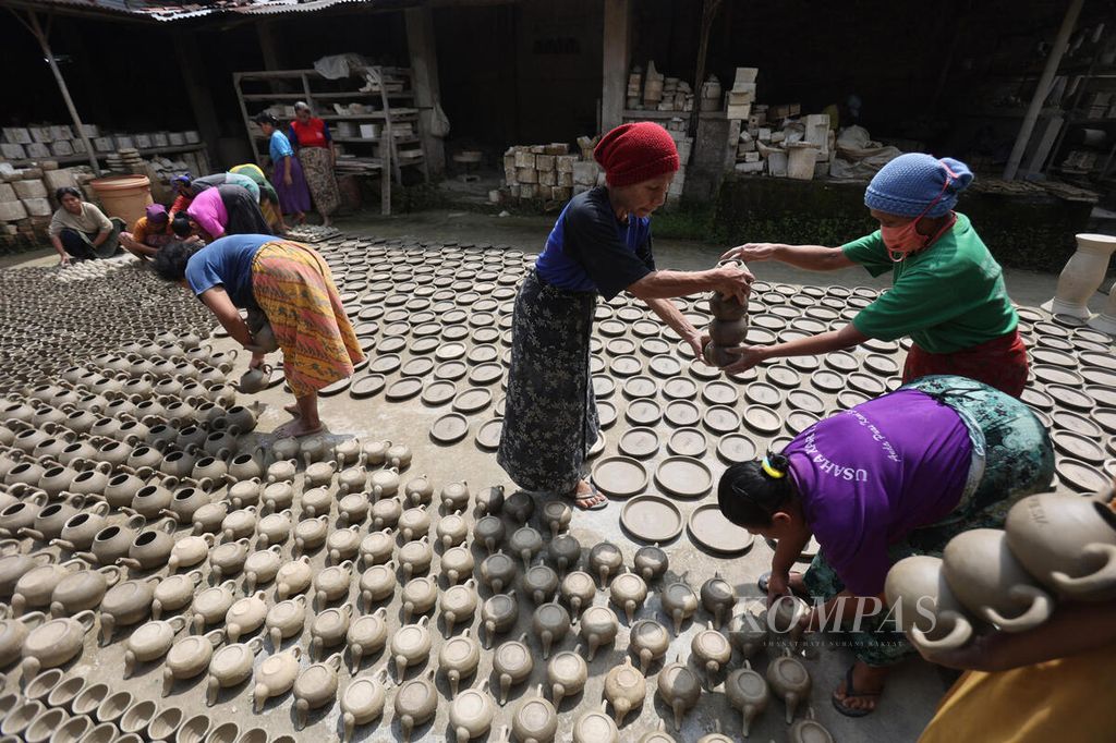 Ibu rumah tangga menjemur peralatan untuk meminum teh yang dibuat di UMKM Usaha Karya di sentra industri keramik Desa Klampok, Kecamatan Purwareja Klampok, Banjarnegara, Jawa Tengah, Selasa (8/3/2022). 