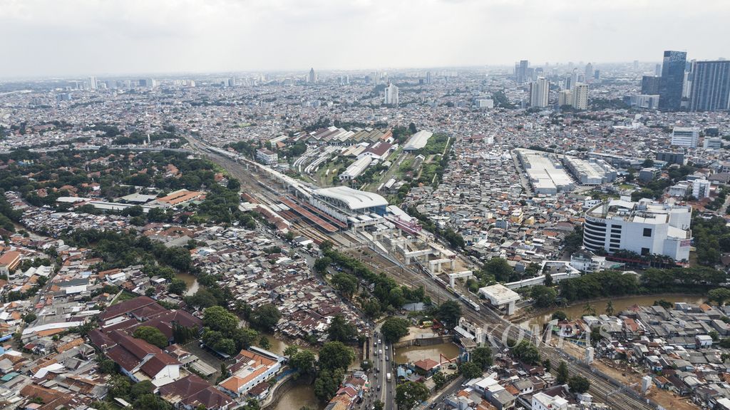 Foto udara proyek pembangunan Stasiun Manggarai, Jakarta Selatan, Selasa (28/1/2020). Stasiun Manggarai yang diperkirakan rampung pada tahun 2021 ini akan menjadi stasiun sentral. Saat ini stasiun yang memiliki sepuluh jalur ini hanya melayani penumpang kereta rel listrik (KRL) lintas Jabodetabek dan kereta bandara. Nantinya, stasiun ini juga akan melayani perjalanan kereta api jarak jauh lintas kota. Menurut PT Kereta Api Indonesia (KAI) Daop I, Stasiun Manggarai merupakan stasiun paling sibuk di Indonesia. Setiap hari, sekitar 726 perjalanan kereta yang melintas di stasiun ini dengan jumlah penumpang yang naik dan turun 100.000 orang per hari. Stasiun Manggarai dibangun pada masa Belanda sejak tahun 1912. 