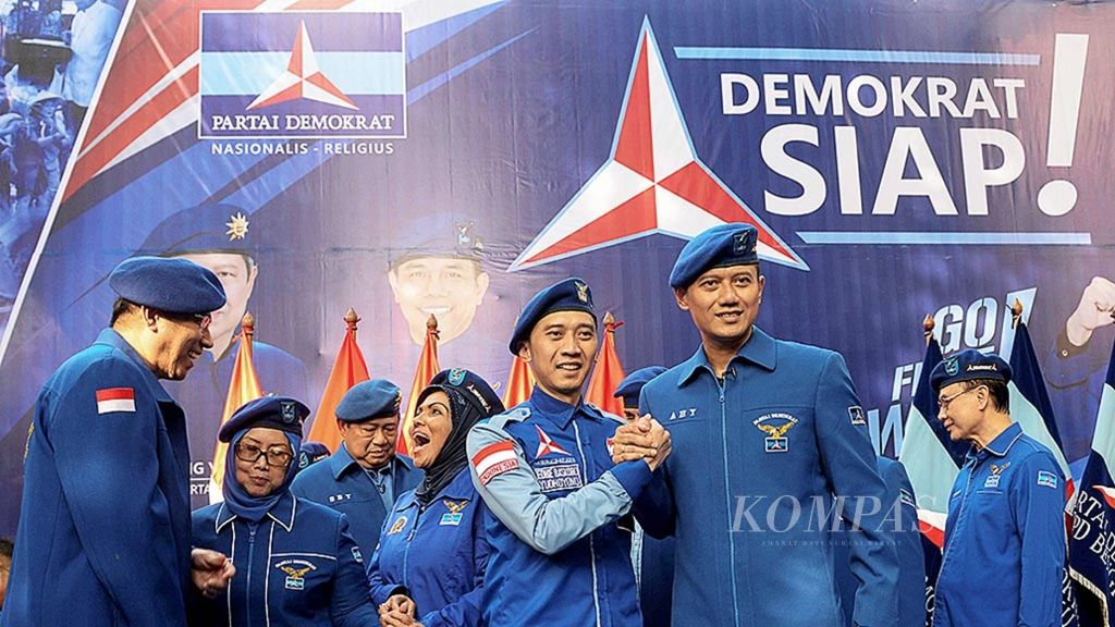 Agus Harimurti Yudhoyono melakukan salam komando bersama adiknya, Edhie Baskoro Yudhoyono, seusai dikukuhkan sebagai Komandan Satuan Tugas Bersama (Kogasma) untuk Pilkada 2018 dan Pemilu 2019 di Kantor DPP Partai Demokrat, Menteng, Jakarta Pusat, Sabtu (17/2/2018). Pengukuhan dipimpin langsung Ketua Umum Partai Demokrat Susilo Bambang Yudhoyono.