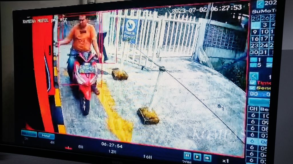 Pria berperawakan gempal tertangkap kamera pengawas saat membawa motor Honda Vario merah ke area parkir sebuah rumah sakit swasta di Pluit, Jakarta Utara, 2 Juli 2023, pukul 06.27. Berdasarkan penyidikan polisi, motor itu adalah hasil curian yang dititipkan di tempat parkir rumah sakit.