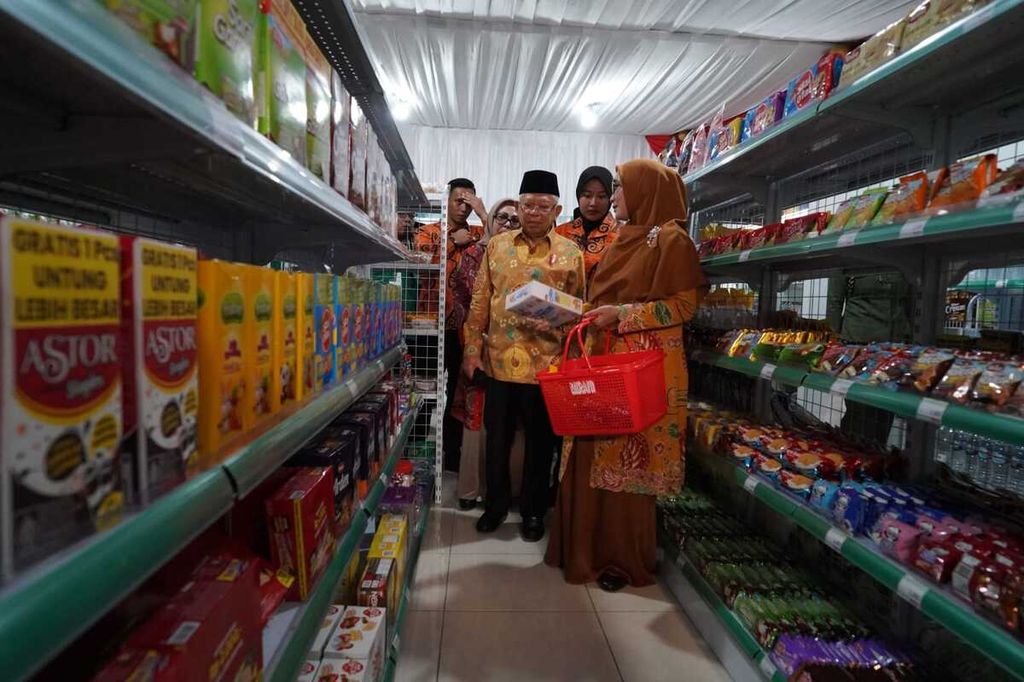 Vice President Ma'ruf Amin attended the Idul Fitri 1445 Hijriah gathering of the Shariah Economic and Financial Region Committee (KDEKS) in the Banten Province at Pondok Pesantren Annawawi Tanara, Serang, Banten on Saturday (May 4th, 2024).