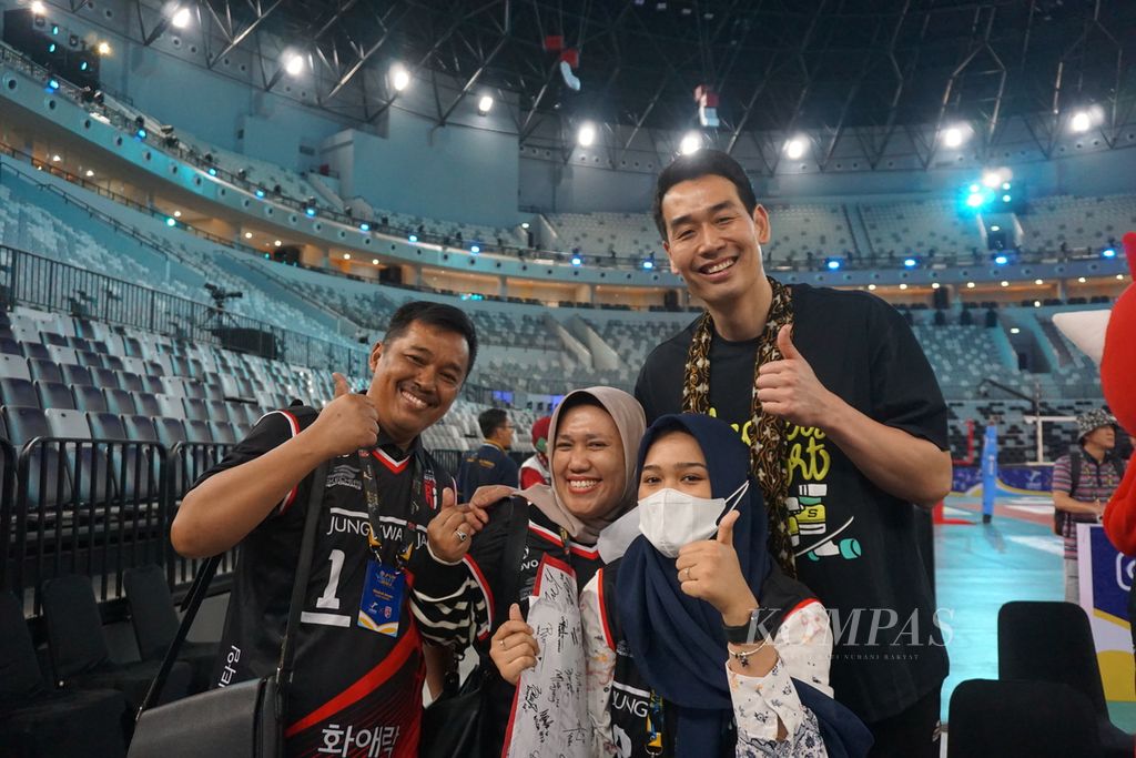 Fernanda (kerudung biru) bersama orangtuanya, Anam dan Wati, berpose dengan Koo Hee-jin, pelatih klub Liga Bola Voli Korea, Daejeon Jung Kwan Jang Red Sparks, dalam acara tanda tangan (<i>fansign</i>) bersama di Stadion Indonesia Arena, Sabtu (20/4/2024). Kegiatan ini merupakan rangkaian acara laga ekshibisi antara timnas Indonesia dan Red Sparks yang bertajuk “Fun Volleyball”.