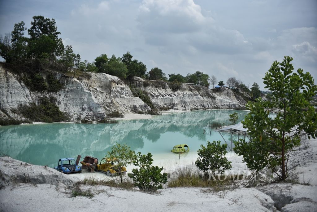 Suasana Danau Kaolin atau Kulong Biru di Desa Nibung, Kecamatan Koba, Kabupaten Bangka Tengah, Provinsi Bangka Belitung, Kamis (16/11/2023). 
