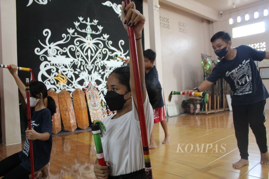 Peserta didik Sanggar Seni Betang Batarung sedang beraltih menari pada Minggu (20/11/2022) pagi. Menari sudah menjadi aktivitas yang digemari anak-anak sekolah di Kota Palangkaraya, Kalimantan Tengah.