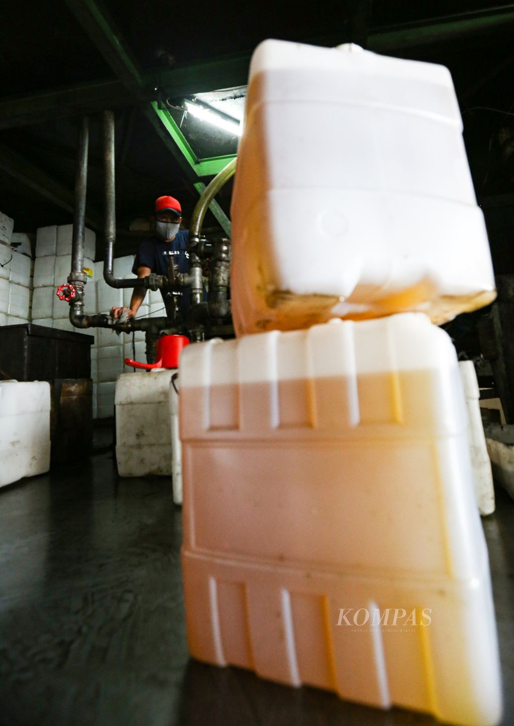 Jeriken berisi minyak goreng curah yang siap dijual di agen minyak goreng curah di kawasan Cipete Utara, Jakarta Selatan, Senin (29/11/2021).