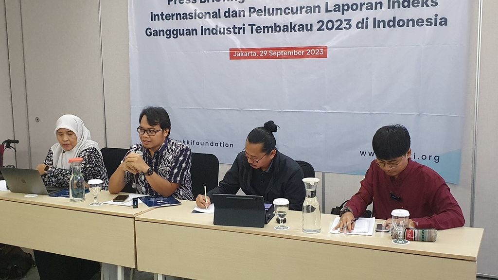Ketua Ruang Kebijakan Kesehatan Indonesia (RUKKI) Mouhamad Bigwanto (kedua dari kiri) memaparkan hasil survei indeks gangguan industri tembakau atau The Tobacco Industry Interference Index (TII Index) 2023 di Hotel Mercure, Jakarta Selatan, Jumat (29/9/2023).