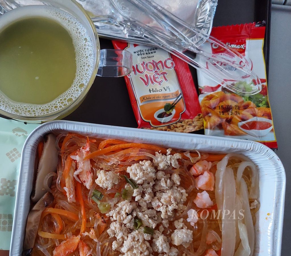 Menu makan siang lumayan “berat” yang ditawarkan di atas pesawat, berupa <i>mien xao tom cua</i> atau bihun yang ditumis dengan bombay, udang, daging kepiting, daging ayam, jamur shitake, dan irisan wortel.