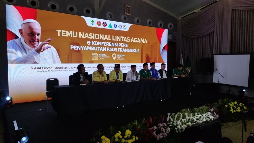 Dalam rangka menyambut kedatangan Paus Fransiskus ke Indonesia, sejumlah organisasi pemuda lintas agama mengadakan temu nasional dan konferensi pers di Jakarta, Senin (2/9/2024).