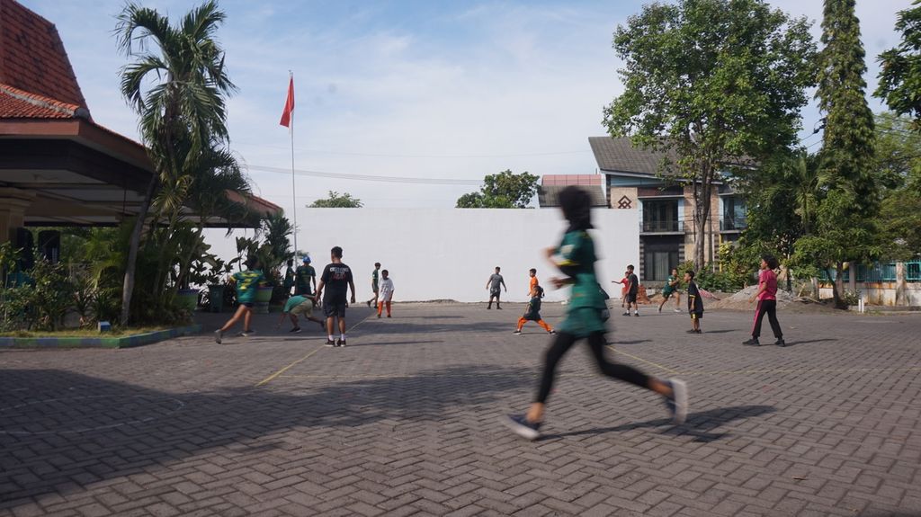 Suasana permainan kasti oleh anak dan remaja anggota Club/Klub Olahraga Tradisional Jambangan (Cortraj/Kortraj) di halaman Kelurahan Jambangan, Surabaya, Jawa Timur, Minggu (25/9/2022). 