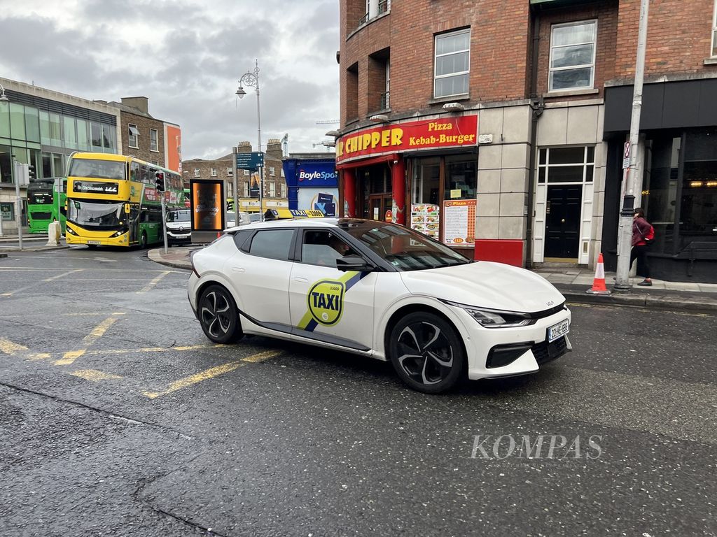 KIA EV6, salah satu kendaraan listrik berbasis baterai (BEV), digunakan sebagai bagian dari moda transportasi umum di Dublin, Irlandia. Irlandia, Bersama banyak negara di dunia, Irlandia tengah mencoba mengalihkan penggunaan kendaraan pribadi ke transportasi massal yang lebih ramah lingkungan. 