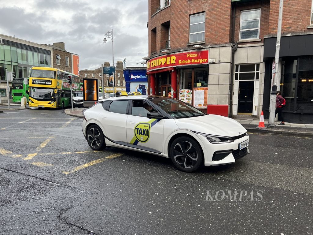 KIA EV6, salah satu kendaraan listrik berbasis baterai (BEV), digunakan sebagai bagian dari moda transportasi umum di Dublin, Irlandia.