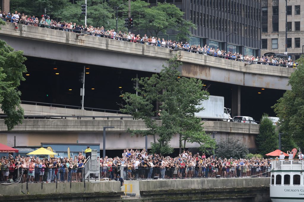 Masyarakat berada di pinggir Sungai Chicago, 4 Agustus 2022 untuk menyaksikan pelepasan bebek karet mainan ke sungai tersebut. 