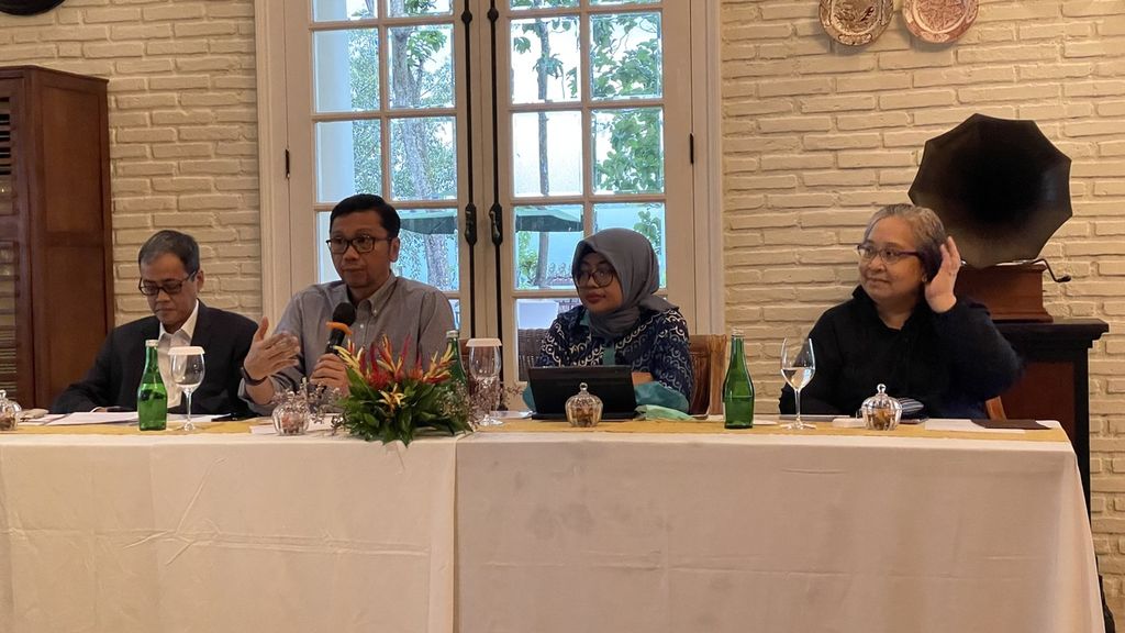 Direktur Jenderal Perundingan Perdagangan Internasional Kementerian Perdagangan Djatmiko Bris Witjaksono (kedua dari kiri)  dalam sesi pemaparan tentang ASEAN Economic Ministers Retreat dengan awak media di Magelang, Jawa Tengah, Minggu (19/3/2023).