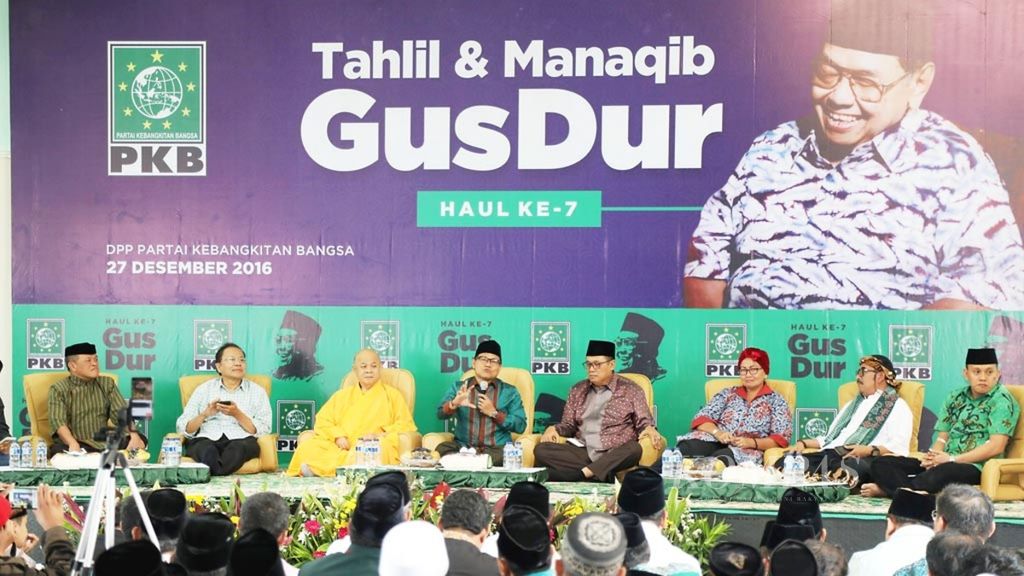 Ketua Umum PKB Muhaimin Iskandar (tengah) bersama sejumlah tokoh saat menghadiri acara Haul ke-7 Gus Dur di Kantor DPP PKB, Jakarta (27/12/2016). 