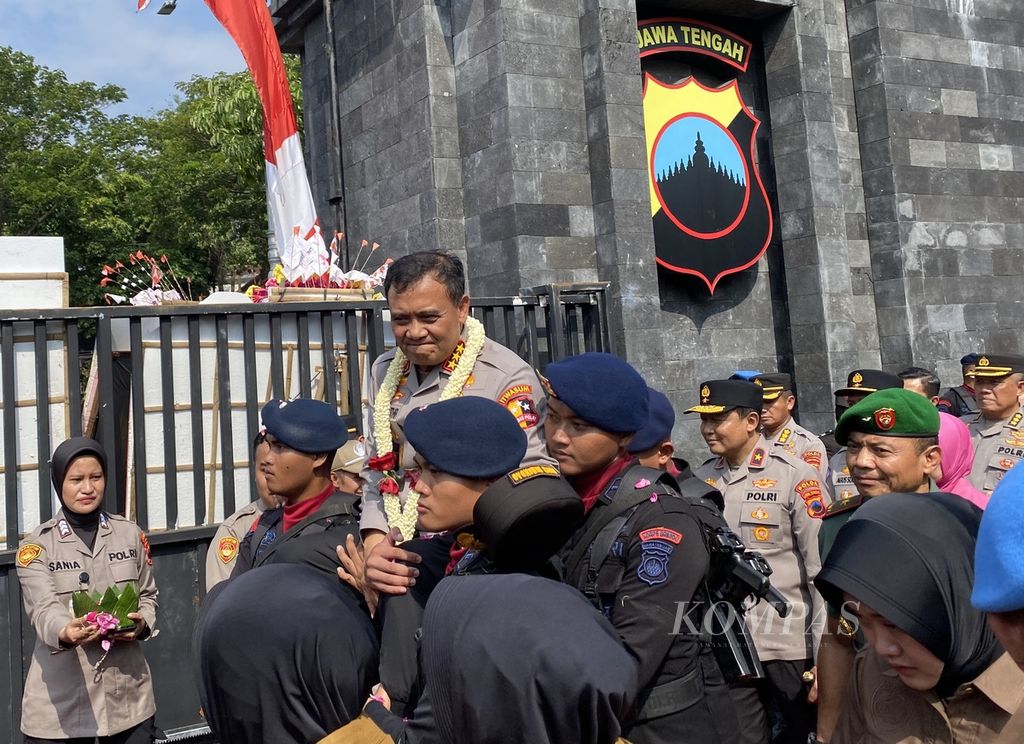 Mantan Kepala Kepolisian Daerah Jateng, Komisaris Jenderal Ahmad Luthfi diarak menuju kereta kencana saat perpisahan di Polda Jateng, Jumat (2/8/2024). 