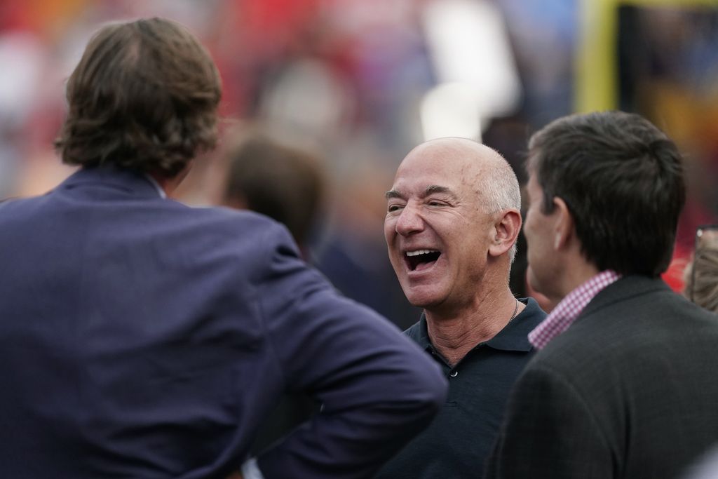 Pendiri Amazon, Jeff Bezos, berbincang-bincang di sela-sela pertandingan <i>American football</i> di Kansas, Amerika Serikat, September 2022. 