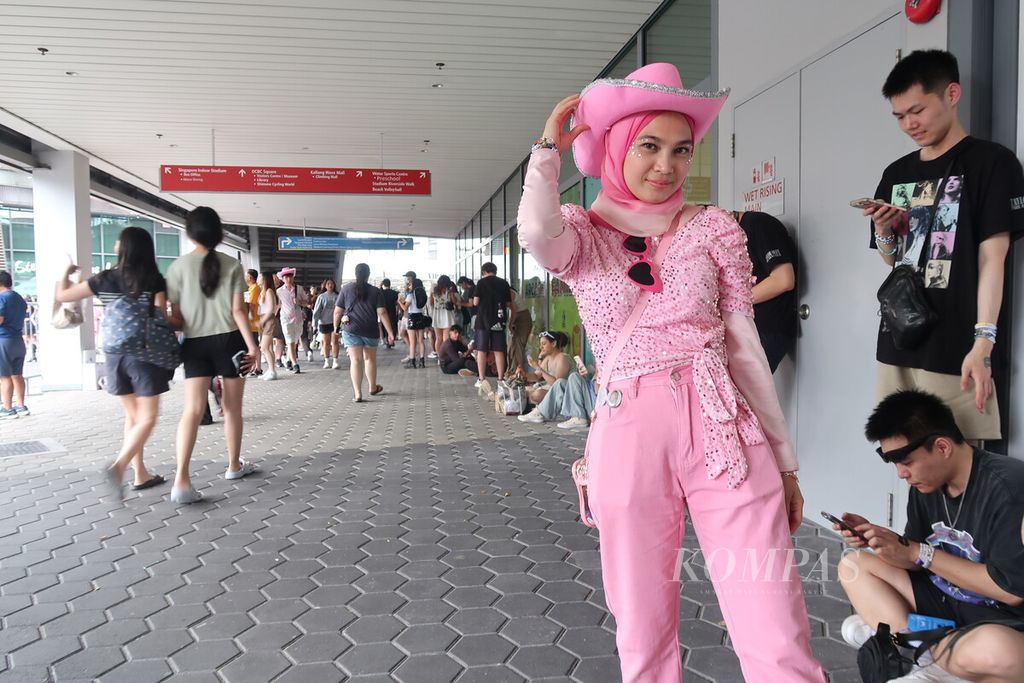 Sofea Lang (35), Swiftie asal Malaysia, berpose dengan pakaian bertema album "Lover" (2019) menjelang konser Taylor Swift: The Eras Tour di National Stadium, Kallang, Singapura, Sabtu (2/3/2024). 