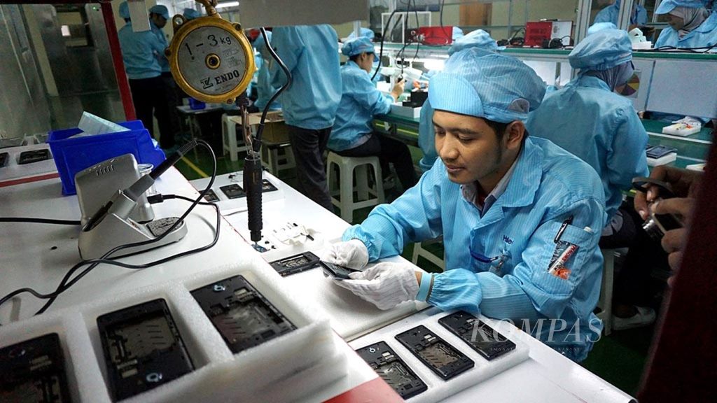 Pekerja PT Haier Electronic Appliances Indonesia mengerjakan perakitan ponsel berjaringan seluler 4G untuk dipasarkan oleh operator telekomunikasi Smartfren di pabrik mereka di kawasan Cikarang, Bekasi, beberapa waktu lalu.