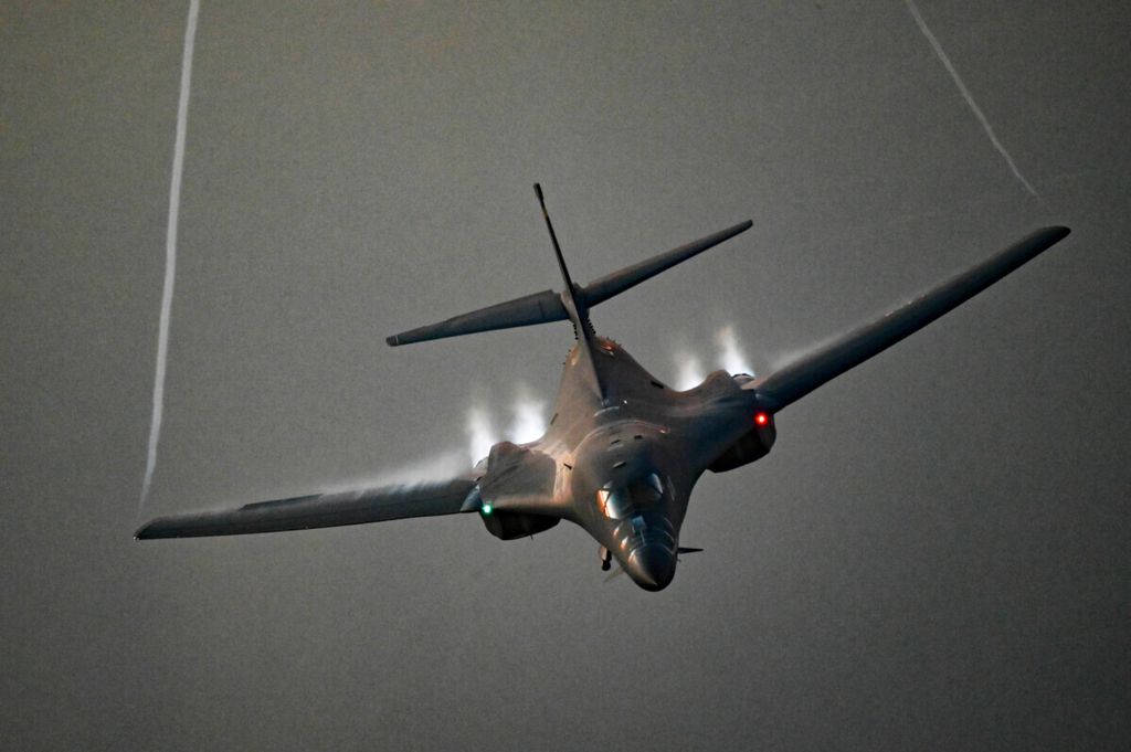 Pesawat pengebom Angkatan Udara AS, B-1B Lancer, terbang di atas Teluk Persia, 30 Oktober 2021. Militer AS mengerahkan dua B-1B dalam serangan menarget sasaran terkait Garda Revolusi Iran (IRGC) di Irak dan Suriah, Jumat (2/2/2024) malam.