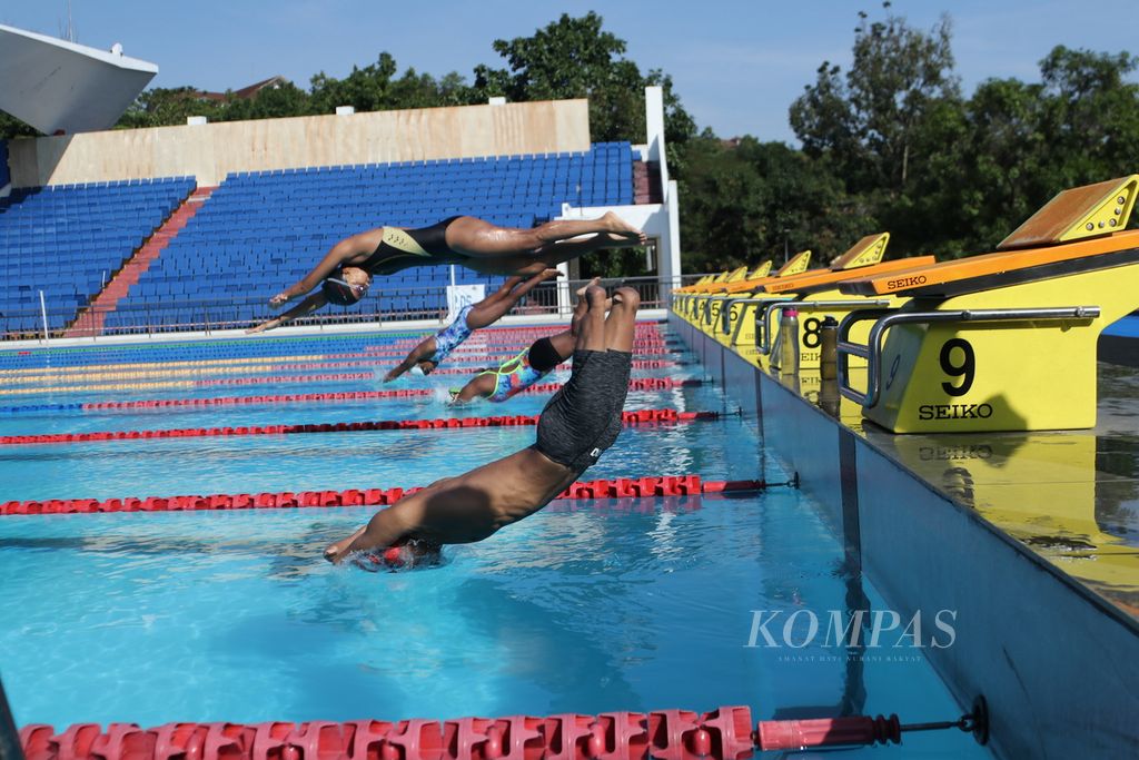 Atlet renang paralimpiade klasifikasi S5, Simson Abraham Samuel Situmorang (jalur 9) dan perenang disabilitas lainnya, berlatih start di kolam renang Jatidiri, Semarang, Jawa Tengah, Selasa (26/7/2022). Cabang renang paralimpiade menargetkan 27 medali emas dalam ASEAN Para Games yang berlangsung 30 Juli-6 Agustus 2022.