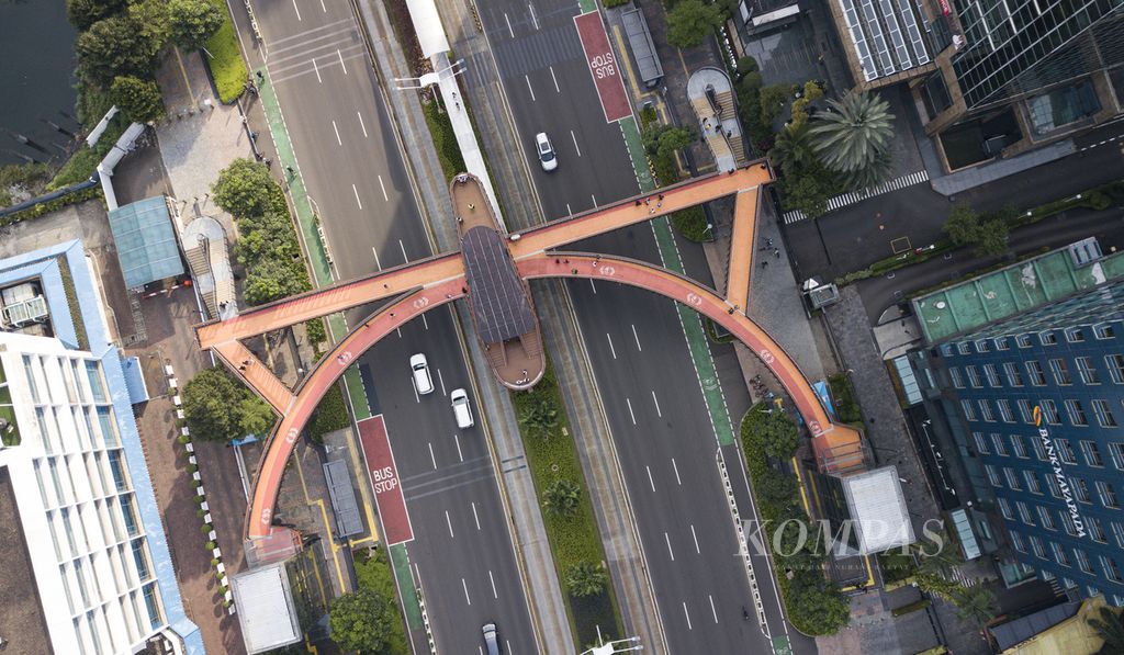Foto udara jembatan penyeberangan orang Pinisi di jalan Jenderal Sudirman, Jakarta, yang lengang pada hari pertama Lebaran, Senin (2/4/2022).